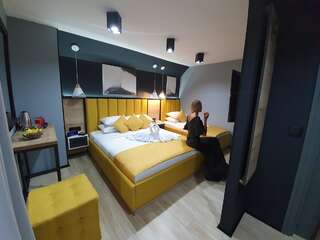 Отель Dream House Hotel Колашин Трехместный номер Делюкс-1